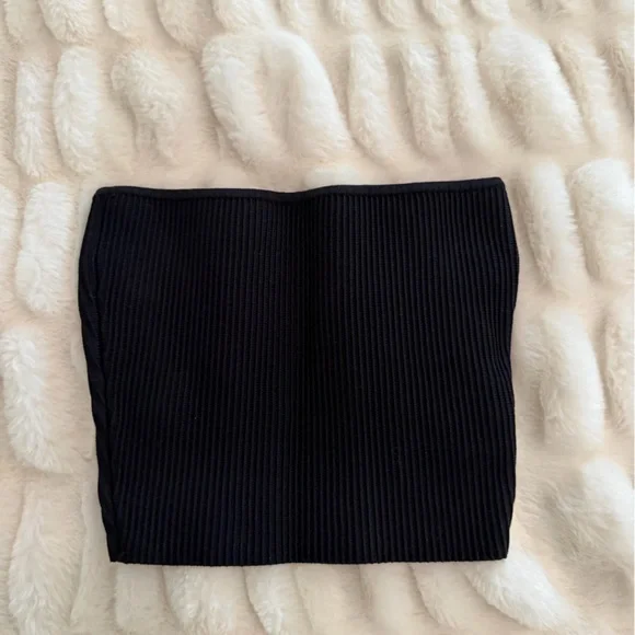 Elegant Black Ribbed Top - Picture 1 of 3